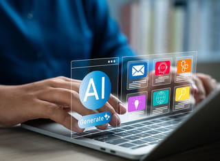 Inversor principiante en el mercado de criptomonedas adquiriendo conocimiento sobre los fundamentos de la negociación automática impulsada por inteligencia artificial