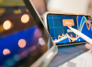 Comerciante examinando alternativas de negociación en Bitcoin, Ethereum y mercado de divisas